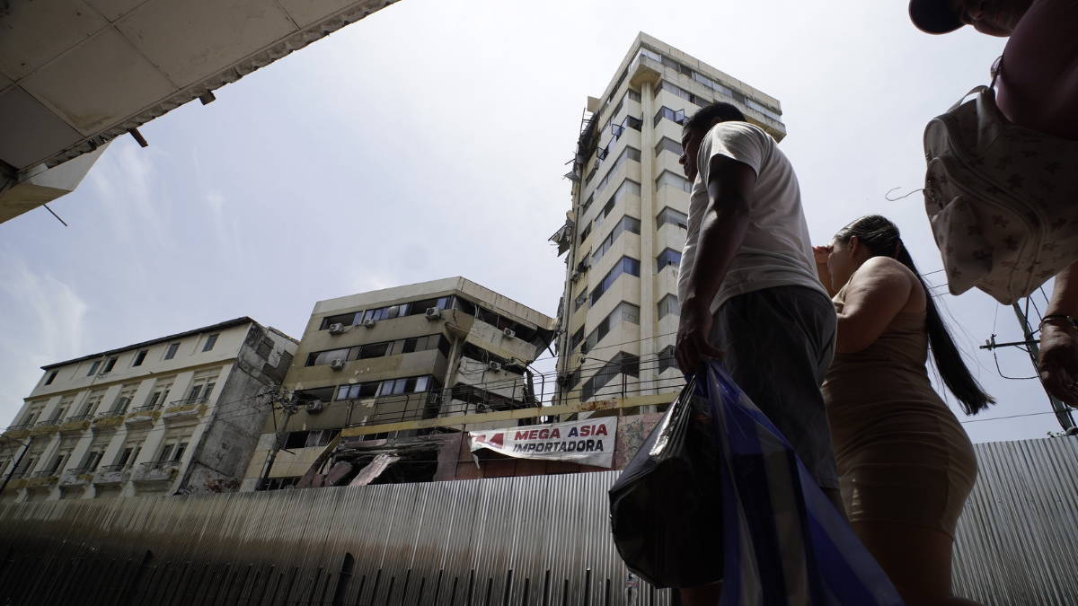 La estructura permanece en riesgo de colapsar.