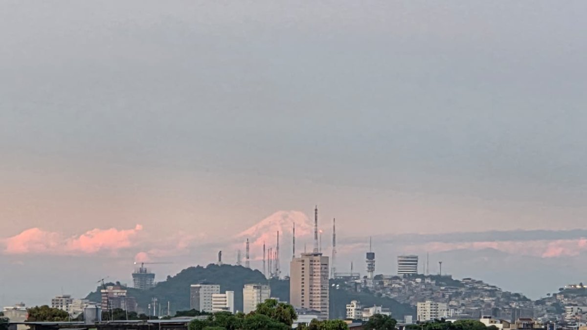 El nevado Chimborazo fue visible la tarde de este miércoles 18 de marzo desde ciudades como Guayaquil y Samborondón.
