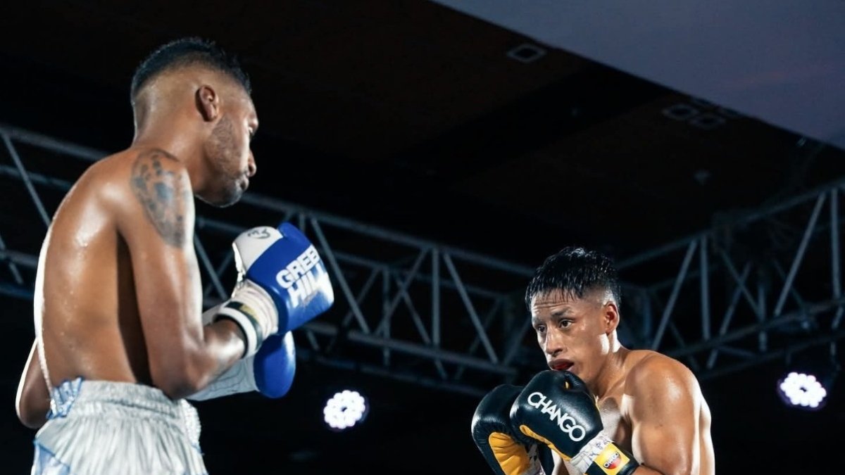 Integrantes del Cuerpo General de Bomberos Voluntarios del Perú inspeccionan una zona afectada por lluvias e inundaciones este lunes, en Arequipa (Perú).