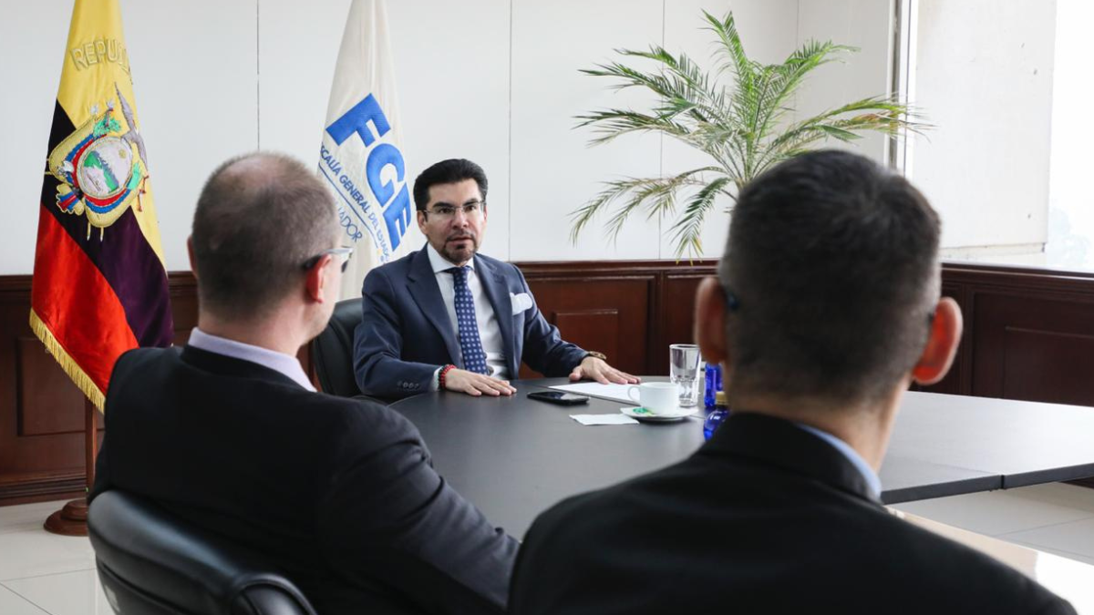 Autoridades de la Fiscalía General del Estado de Ecuador se reúnen con una delegación del FBI para abordar estrategias contra el crimen organizado.