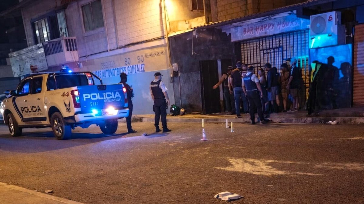 En el lugar en donde fue asesinado el guardia del bar se concentraron allegados, curiosos y policías.
