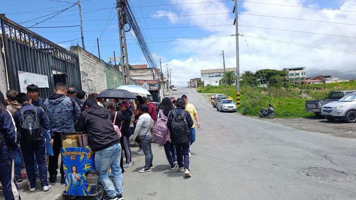 El diseño de las vías, que además tienen baches, promueve el exceso de velocidad y la inseguridad vial afuera de planteles educativos en el barrio El Pedestal.