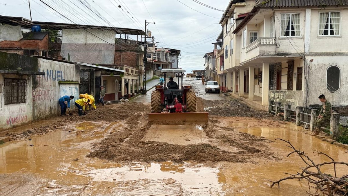 Viviendas anegadas en el sector Algarrobillo, en Celica, tras el desbordamiento de quebradas provocado por las intensas lluvias.