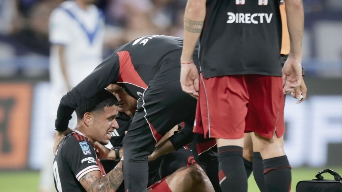 Cuerpo médico de River Plate atendió a Kendry Páez en el duelo ante Vélez.