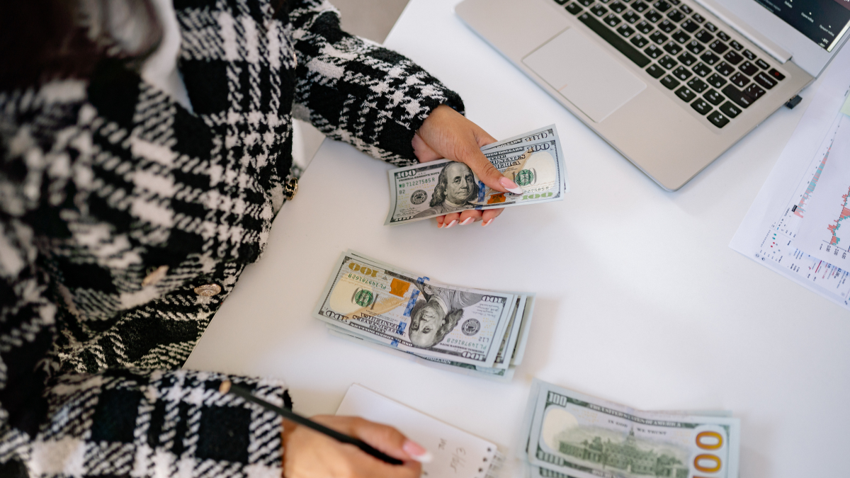 El décimo cuarto sueldo 2026 ayuda a familias ecuatorianas a cubrir gastos escolares.