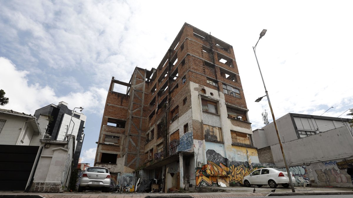 En la Jerónimo Carrión un edificio está a medio construir. Habitantes de calle duermen en los exteriores. Los dueños intentan venderlo.
