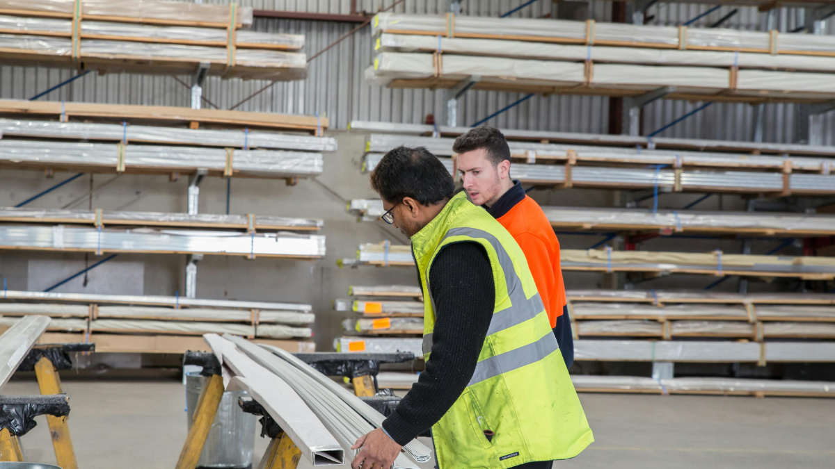 Supervisión de materiales en jornada extendida: controles de calidad y organización en turnos de 12 horas.