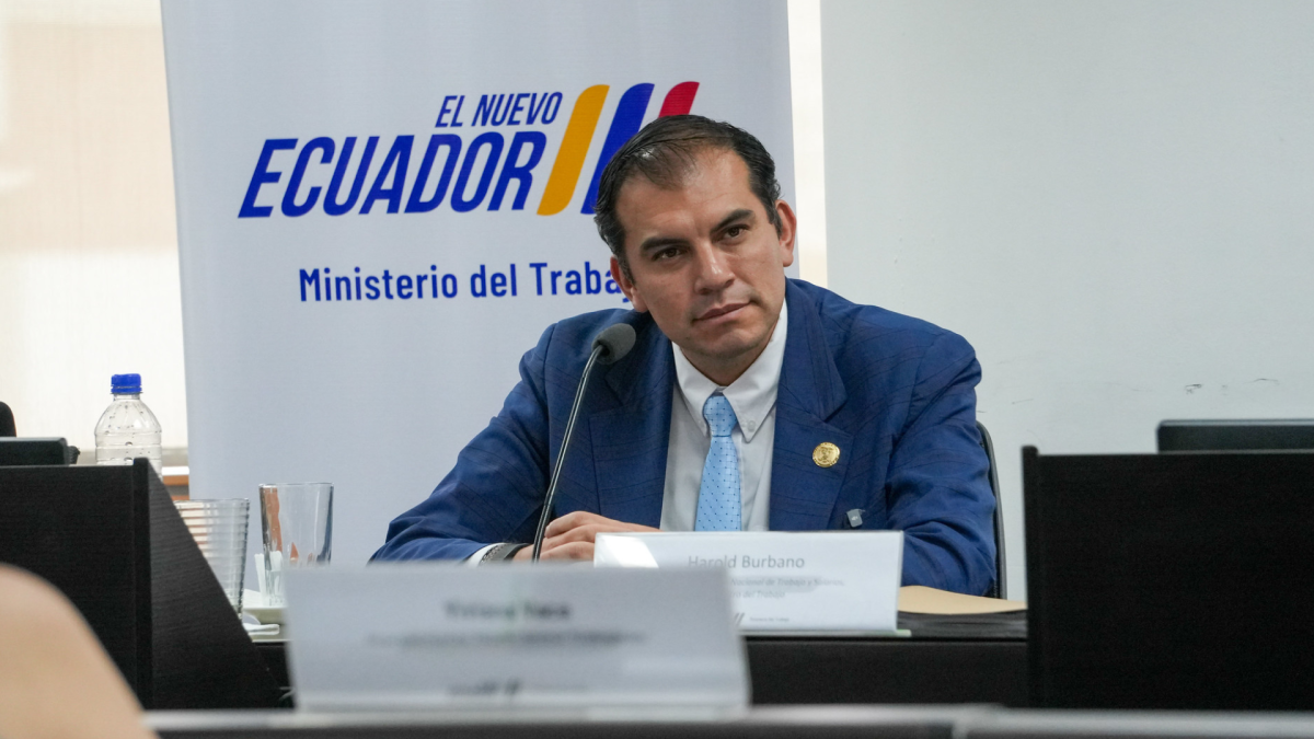 El ministro Harold Burbano firma el acuerdo MDT-2026-046 sobre turnos y horarios especiales, expedido el 18 de febrero de 2026.