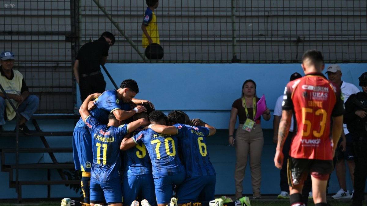 Los jugadores del Delfín SC celebran la victoria ante los morlacos en la fecha 1 de LigaPro.
