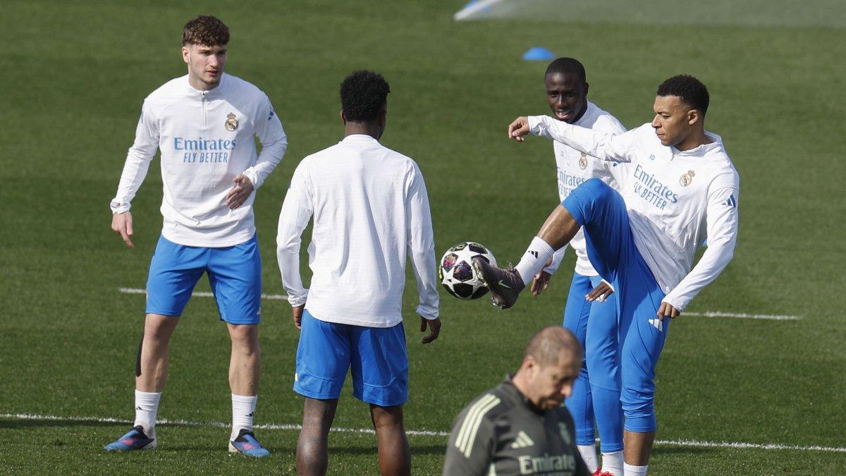 Kylian Mbappé (d) no pudo completar el último entrenamiento del Real Madrid.