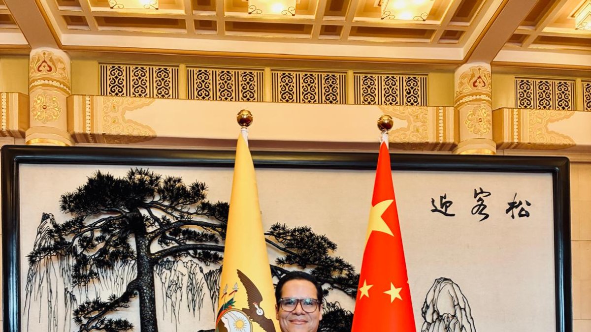 José Julio Neira confirmó que el Sercop relanzó un proceso de subasta inversa para 193 medicamentos.