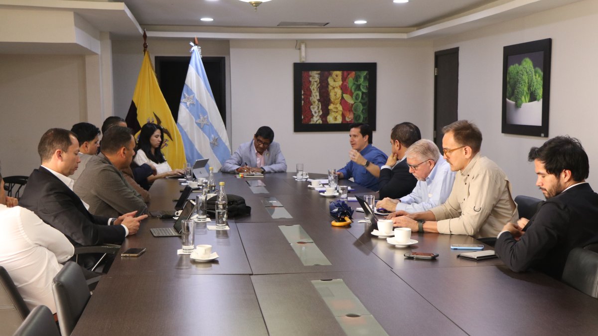Los empresarios reunidos con el Ministro de Industrias y Comercio Exterior, Luis Alberto Salvador.