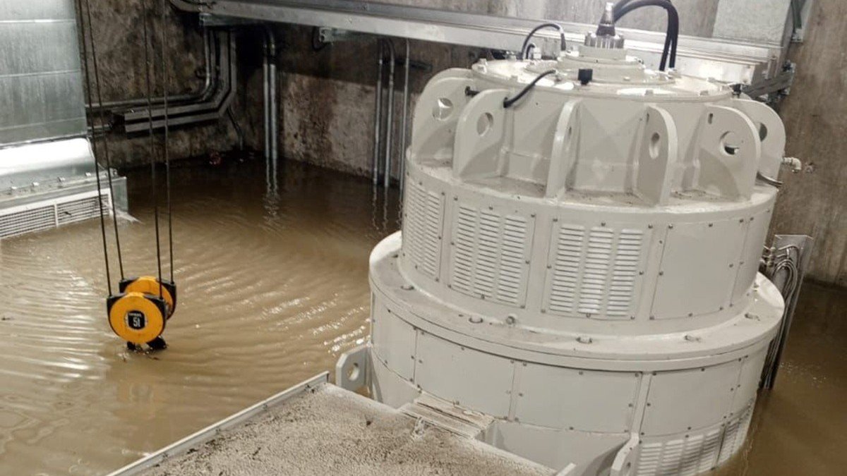 El agua ingresó hasta el piso principal de la minicentral Toachi, donde se encuentra el generador de energía eléctrica.