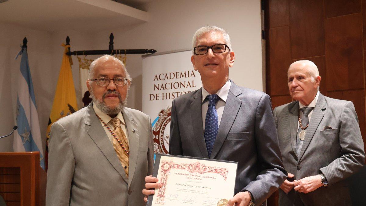 Academia Nacional de Historia distingue trayectoria académica de Florencio Compte.
