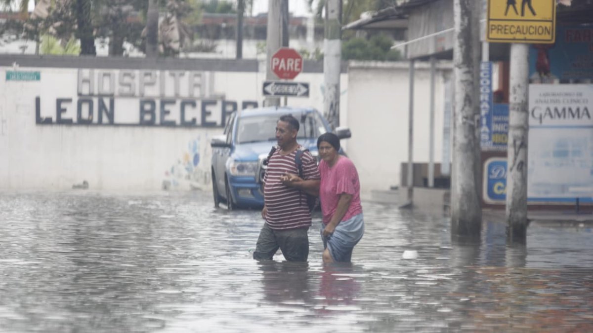Peatones movilizándose en medio del agua se volvió una escena común en Milagro.