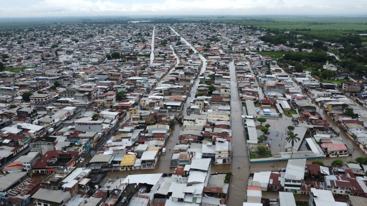 Así estaba el panorama en Milagro tras las lluvias y el desbordamiento del río del mismo nombre.