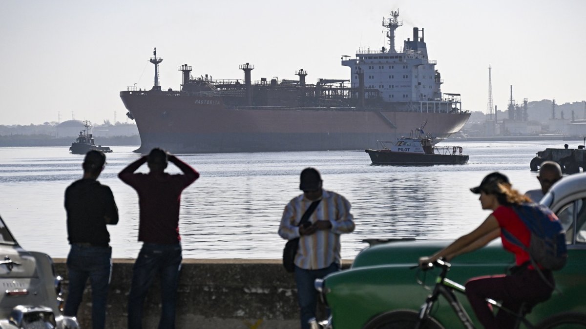 El buque tanque petrolero de GLP y productos químicos Pastorita, con bandera cubana, sale del puerto de La Habana el 26 de febrero de 2026.