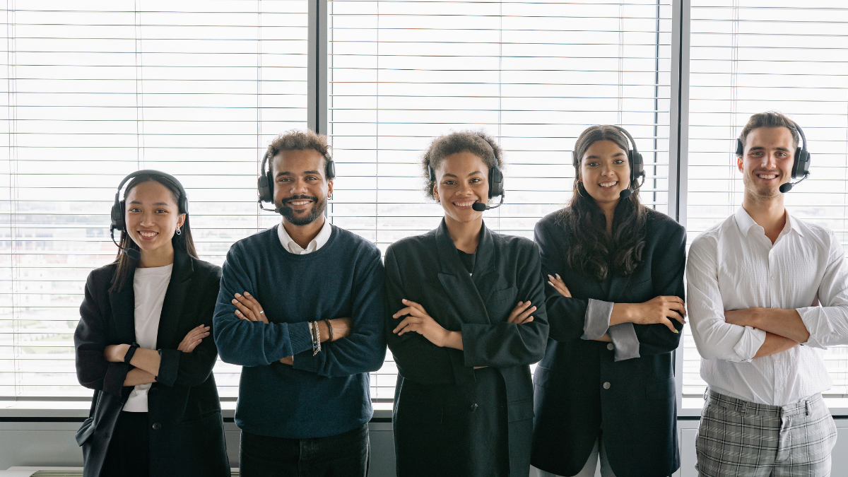 Imagen referencial de jóvenes en un entorno laboral, en el marco de las oportunidades de empleo disponibles en Ecuador para 2026