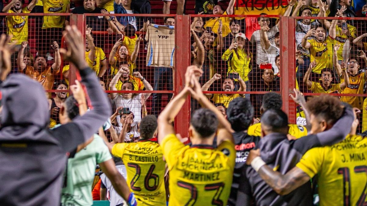 Barcelona SC elimina a Argentinos y festeja con su hinchada en el estadio Diego Armando Maradona.