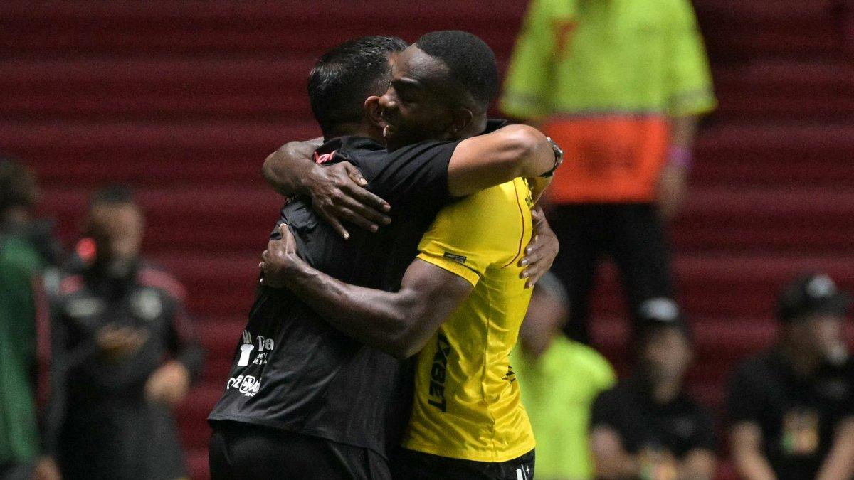 El abrazo de César Farías y Jhonny Quiñónez.