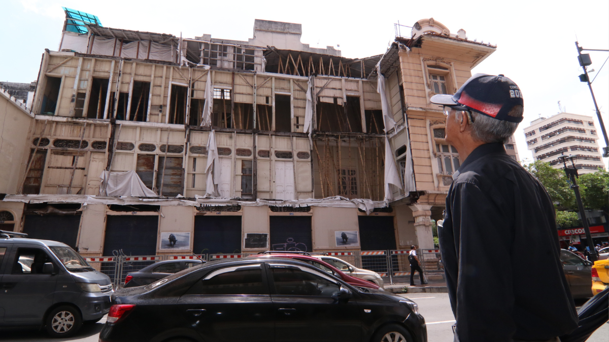 Casa Tola. Las personas que pasan por el sitio miran con asombro y miedo el panorama.