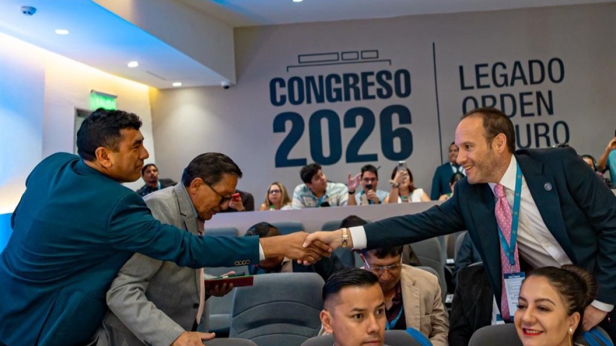 Francisco Egas (d) saluda a directivos en la Federación Ecuatoriana de Fútbol-.