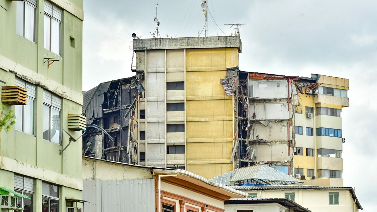 El edificio Multicomercio, en las calles Eloy Alfaro y Cuenca, sufrió un grave incendio, que dejó a decenas de personas sin hogar.