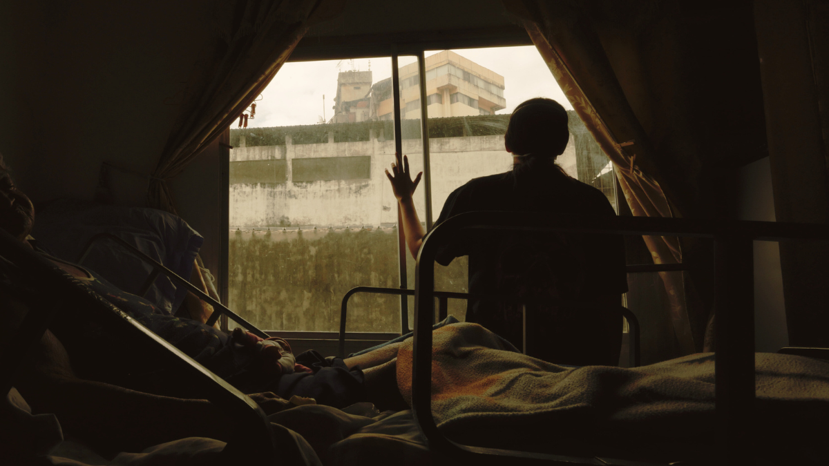 Una adulta mayor de 90 años permanece en su vivienda, colindante al edificio Multicomercio, mientras la estructura continúa bajo evaluación tras el incendio.