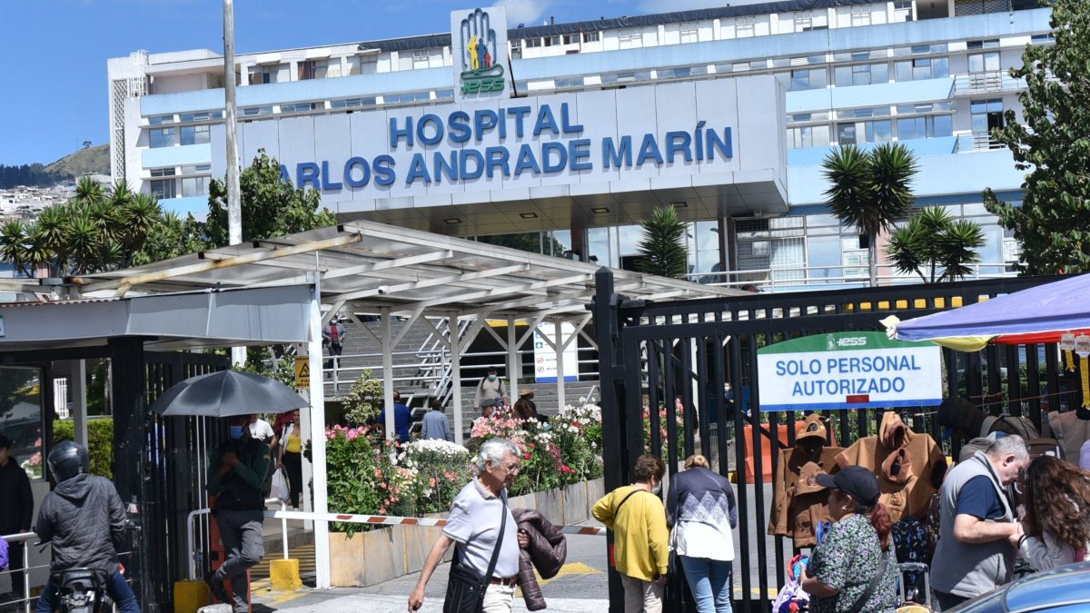 El Hospital Carlos Andrade Marín es cuestionado por desabastecimiento y reducción del tiempo de consulta.