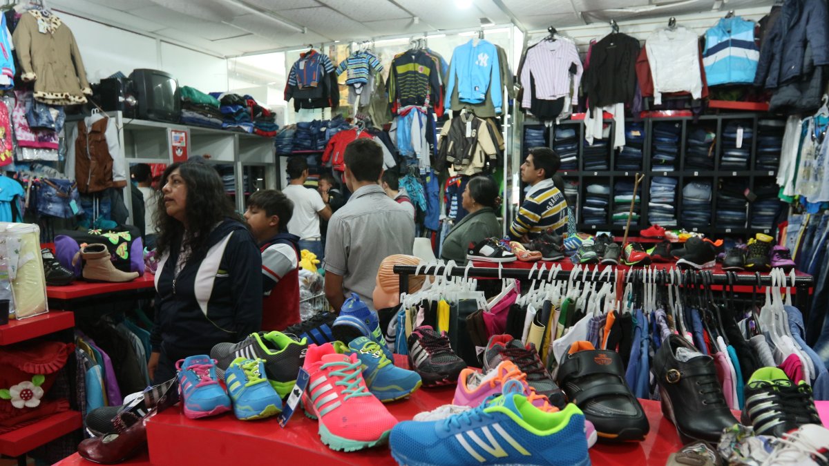 Una de las tiendas en Ipíales que vende zapatos colombianos y que los ecuatorianos suelen ir a comprar.