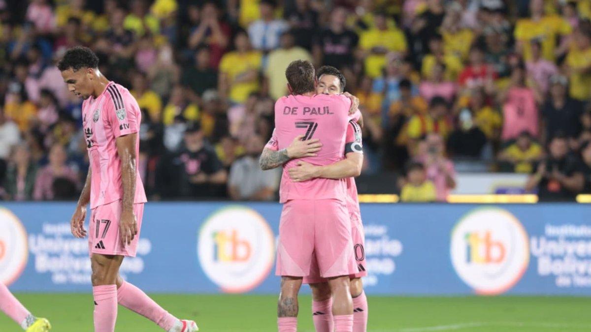 Lionel Messi y Rodrigo De Paul festejando el gol de La Pulga en el estadio Monumental.