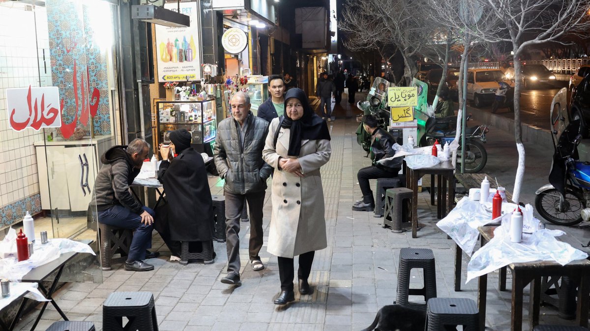 Teherán. Los iraníes caminan por la calle en el centro de Teherán el 25 de febrero de 2026. Viven con nerviosismo, desde el inicio de la tensión bélica.