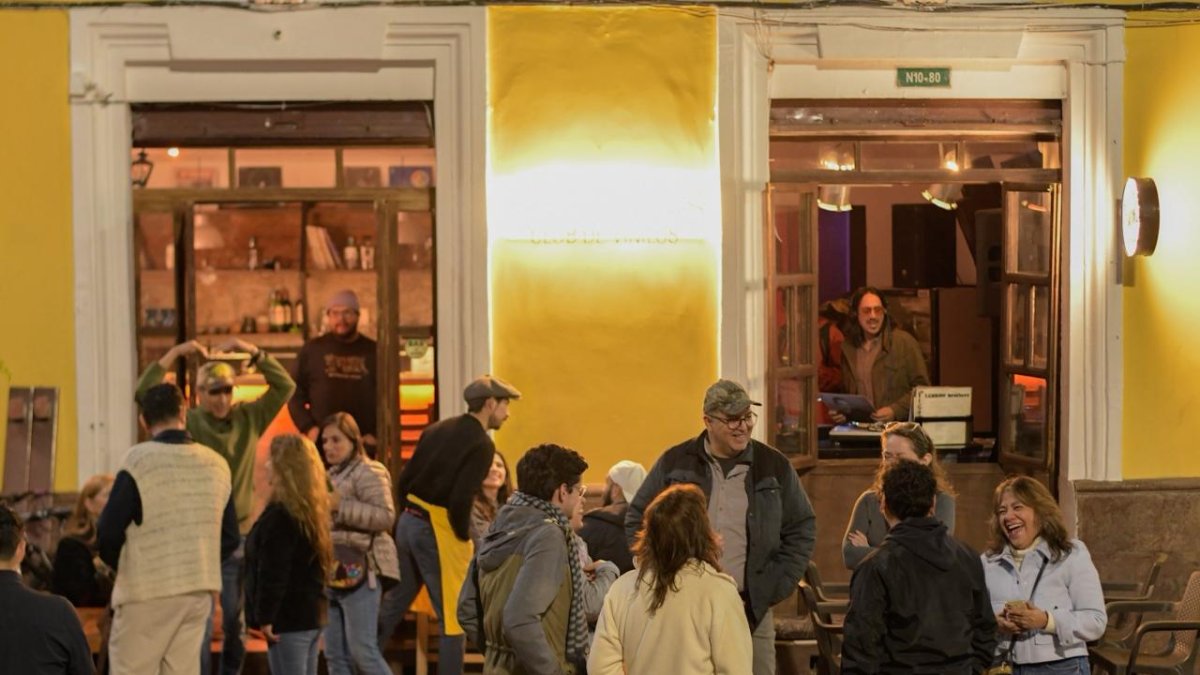 Durante el Paseo Express, los asistentes recorren emprendimientos del Centro Histórico de Quito, entre ellos el Bar Abejas, un punto de encuentro para disfrutar música, comida y cultura barrial.