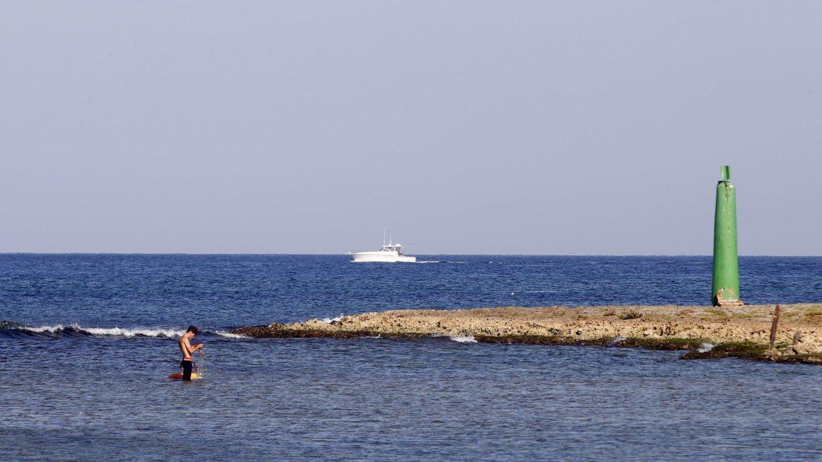 Una persona camina en una playa este 26 de febrero de 2026, en La Habana (Cuba).