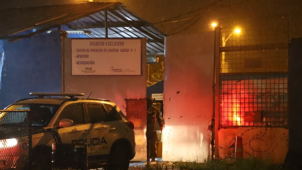 Ambiente de tensión con lluvia se registra en los exteriores del centro penitenciario