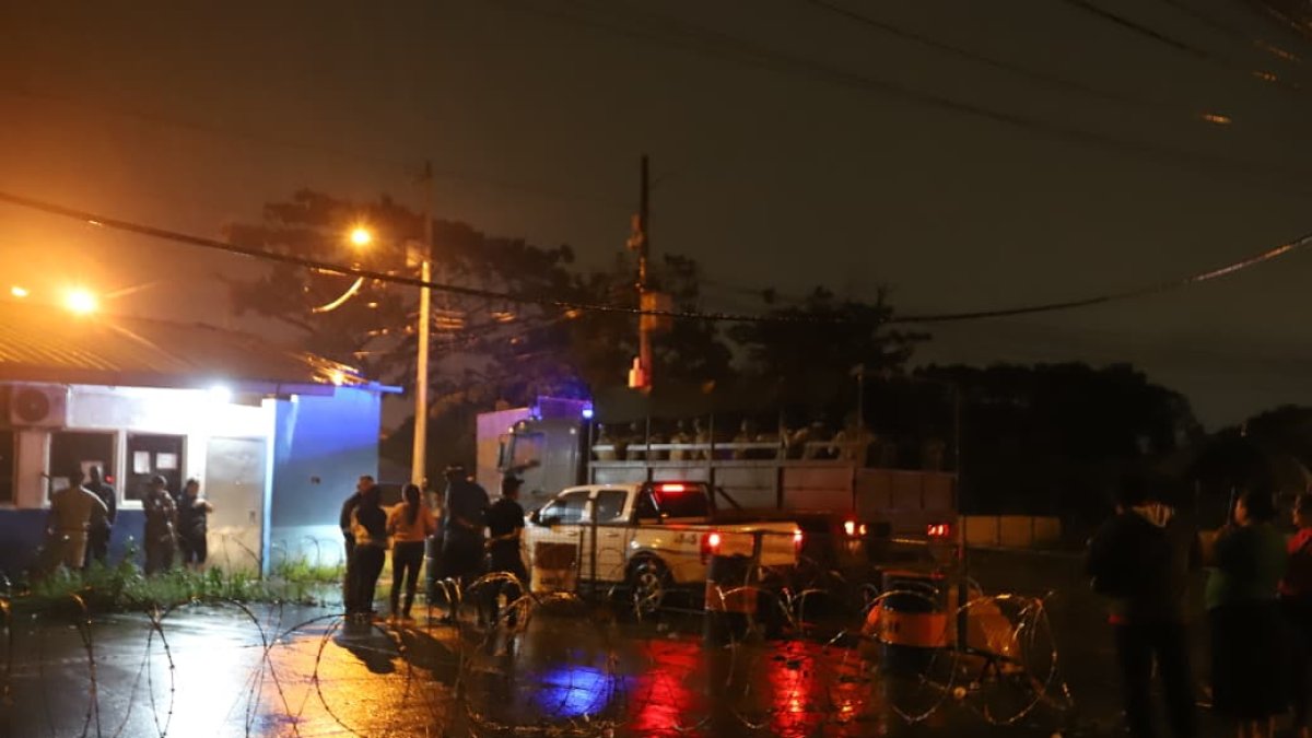 Maquinaria pesada se ubicó en el carril central en la zona del redondel de Las Bañistas.