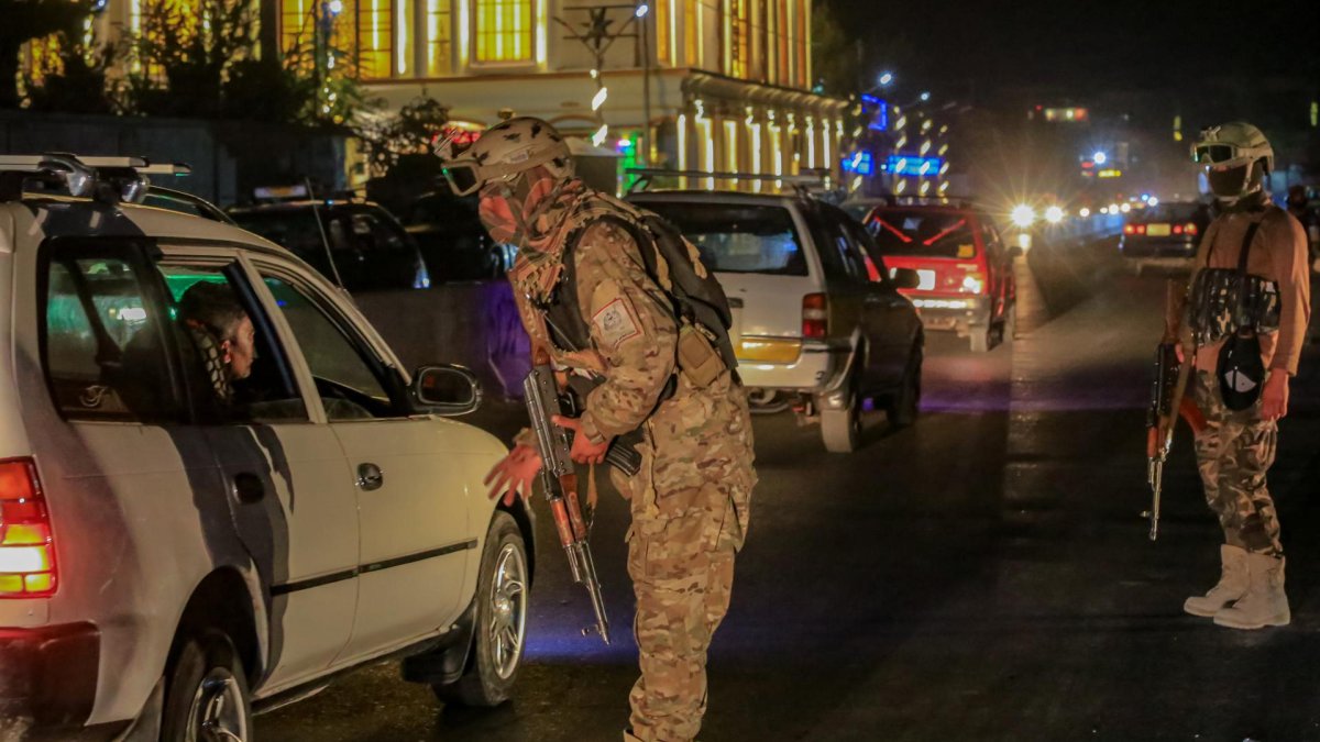 Un miembro del Talibán realiza un control de seguridad en un vehículo en un puesto de control en Kabul, Afganistán, el 26 de febrero de 2026.