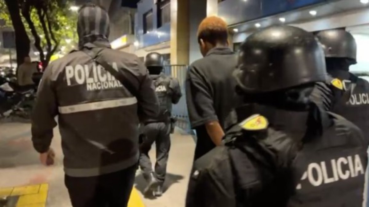 La Policía Nacional detuvo a dos adolescentes vinculados a hechos violentos en Quito.