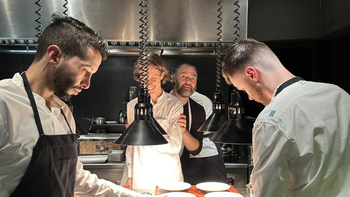 En 2022, el joven chef regresó a Estados Unidos y eventualmente ingresó a Aska, restaurante con dos estrella Michellín