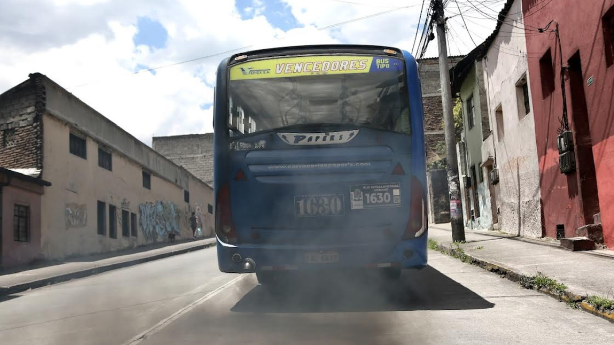 En la Necochea, como en otras zonas de Quito, ciudadanos conviven con el hollín peligroso para la salud, sin atención de autoridades.