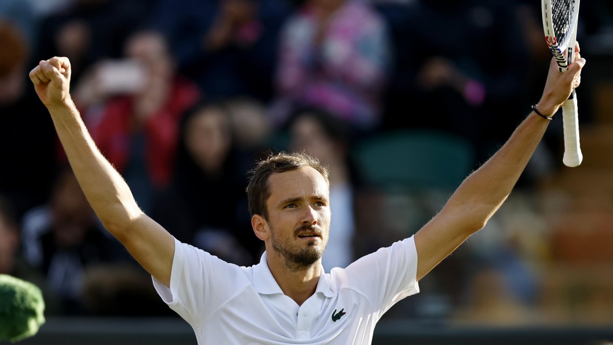 Medvedev el sábado fue campeón del ATP 500 de Dubai, ahora no puede salir de ahí.