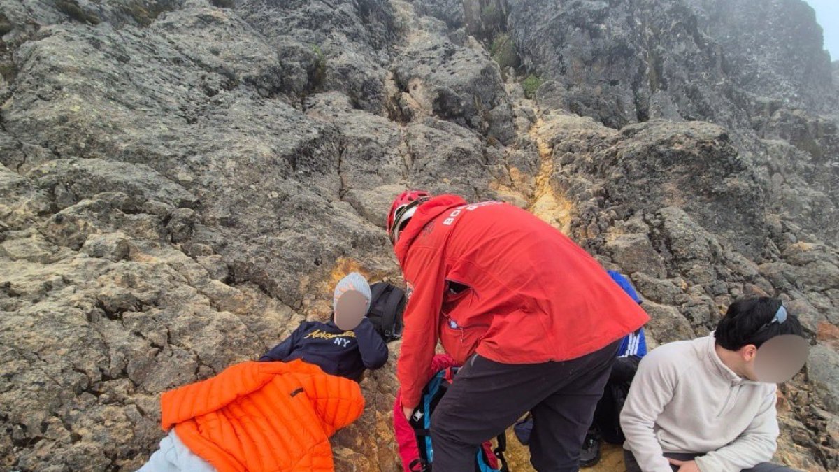 Bomberos de Quito brindan atención prehospitalaria a jóvenes rescatados en el Rucu Pichincha tras un operativo nocturno en alta montaña.