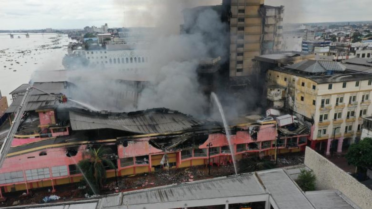 El incendio en el edificio se extendió rápidamente la mañana del 11 de febrero.