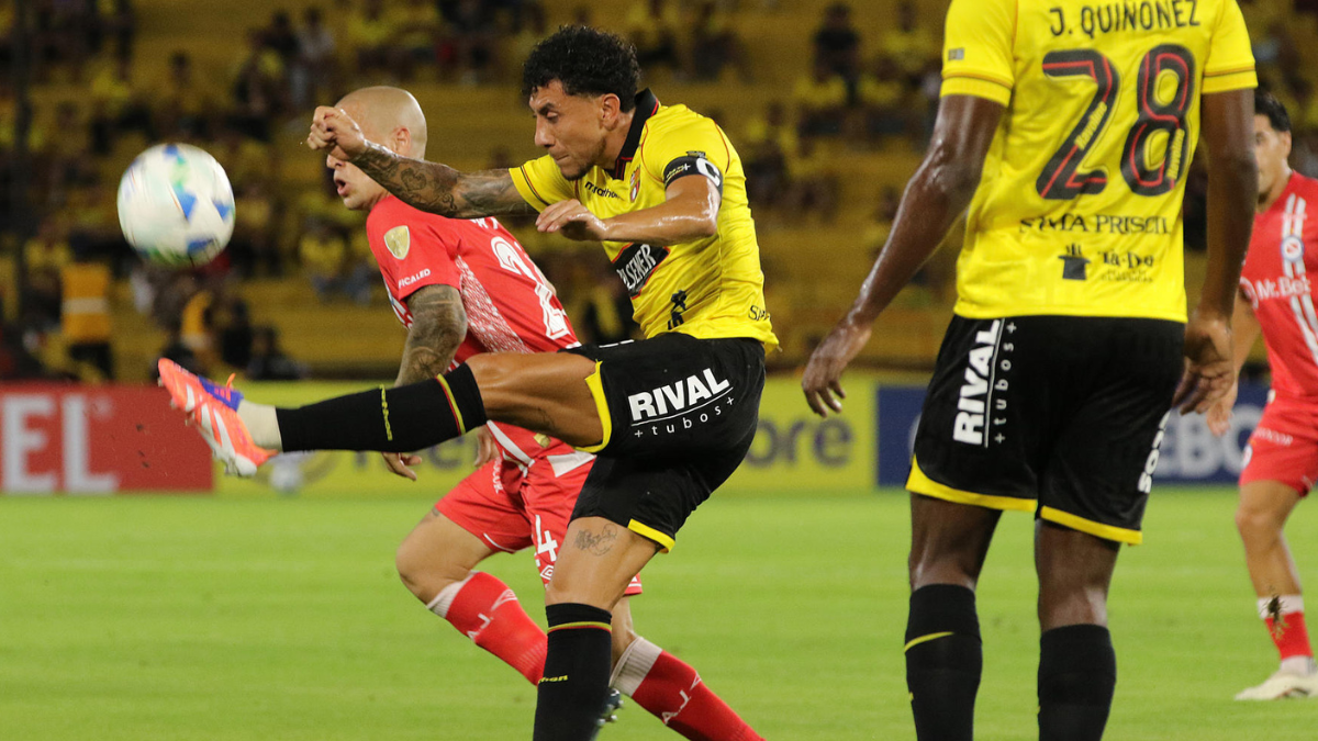 Joao Rojas (d.) disputa el balón con un jugador de Argentinos Juniors.