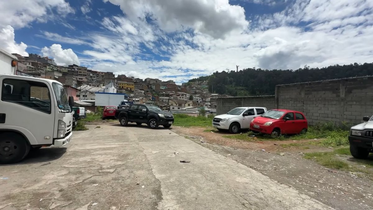 El parqueadero público fue clausurado tras descubrirse autos reportados como robados en el sector de La Libertad, centro de Quito.