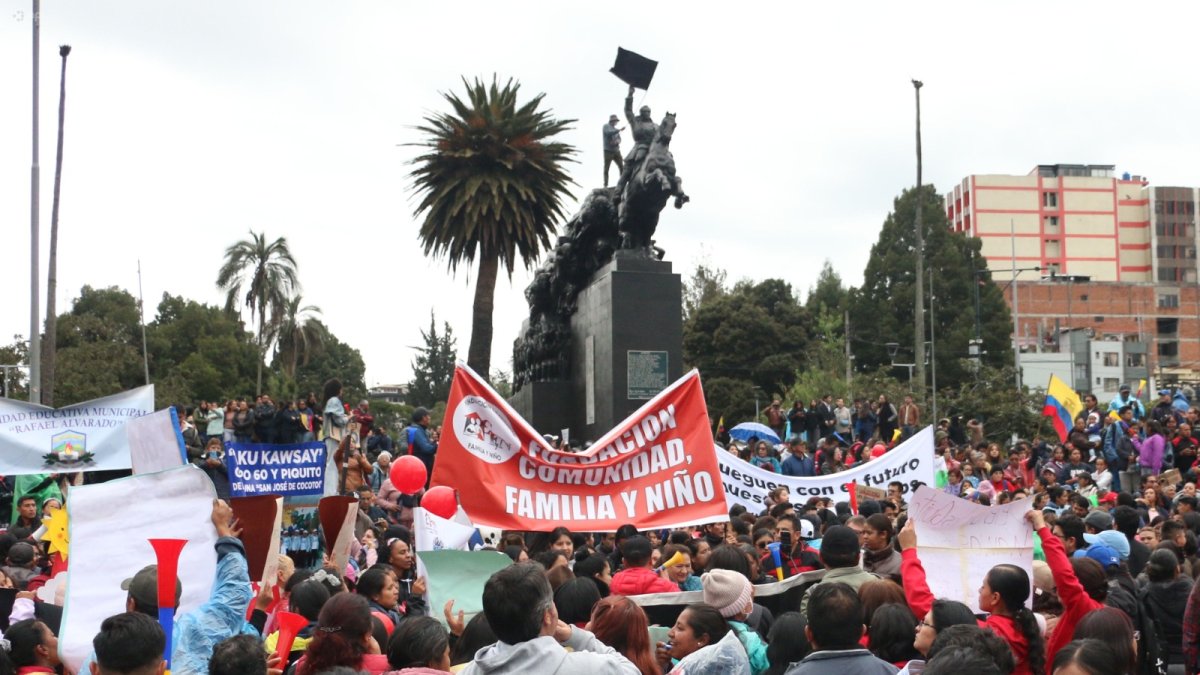 Un grupo numeroso de manifestantes caminó hacia la Asamblea Nacional, para rechazar el proyecto de Ley de gasto en los GAD.