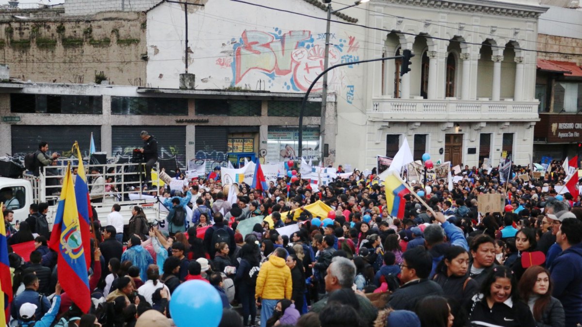 Manifestantes en Quito rechazaron que el 70 % del presupuesto municipal se destine a obras, reduciendo recursos para educación y salud.