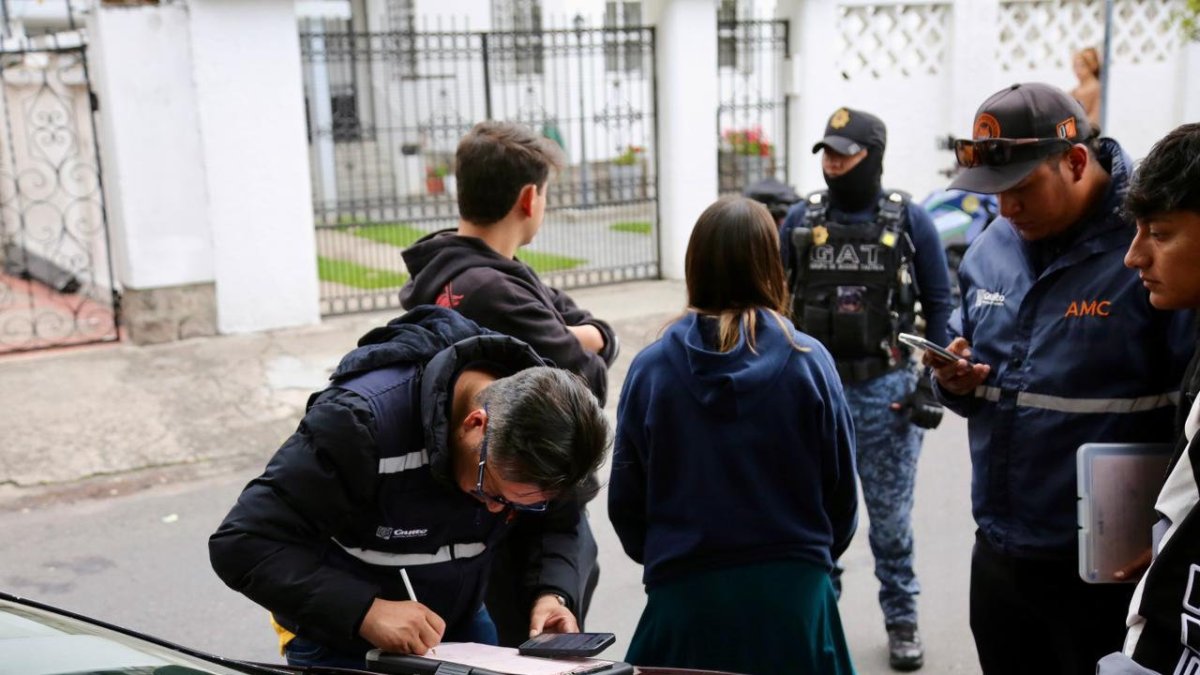 Durante un operativo de la Agencia Metropolitana de Control (AMC), varias docenas de jóvenes universitarios de Quito son sancionados.