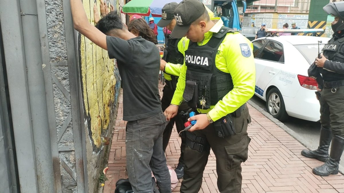 Referencial. Policía Nacional del Distrito Eloy Alfaro ejecuta operativo Apolo en el sur de Quito, logrando la detención de 13 personas.
