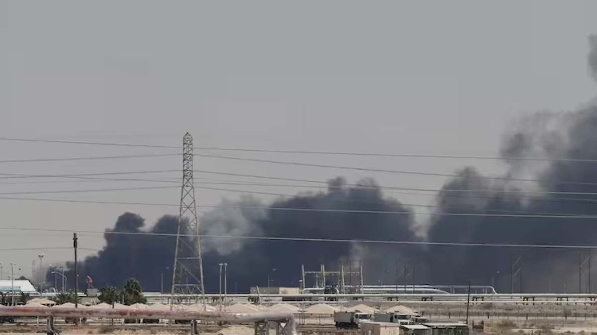 La ofensiva iraní alcanzó la refinería de Ras Tanura en Arabia Saudita y un petrolero en el golfo de Omán.